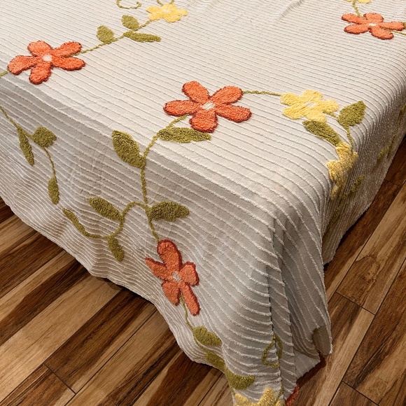 Vintage Chenille Bedspread Fluffy Flowers Vines 106" x 1 15" Blanket Excellent - Picture 1 of 6